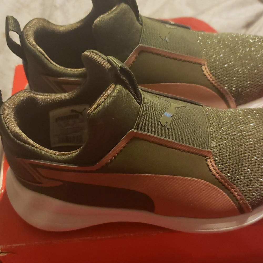 Boys Puma tennis shoes